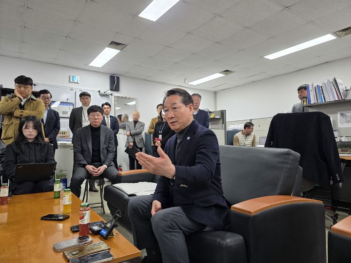 [인천=뉴시스] 전예준 기자 = 5일 인천시청 기자실에서 유정복 인천시장이 기자들과 이야기를 하고 있다. 2026.03.05. kok@newsis.com *재판매 및 DB 금지