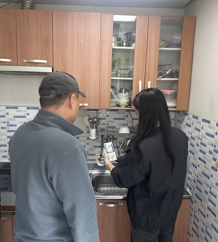 [군산=뉴시스] 전북 군산시가 시민 가정을 방문 수돗물시료채수를 하고 있다. (사진=군산시 제공) 2026.03.05. photo@newsis.com *재판매 및 DB 금지