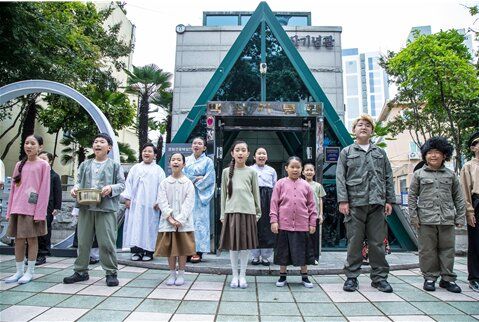 [부산=뉴시스] 15분도시 특화 부산문화예술교육 지원 사업에 '극단해풍'이 행사를 진행하고 있다. (사진=부산문화재단 제공) 2026.03.08. photo@newsis.com *재판매 및 DB 금지