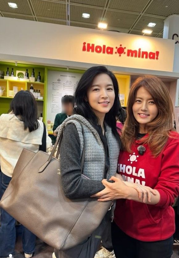 [서울=뉴시스] 배우 이영애가 아나운서 출신 작가 손미나의 사업 현장을 직접 방문하며 남다른 의리를 과시했다. (사진=인스타그램 캡처) 2026.03.05. photo@newsis.com *재판매 및 DB 금지