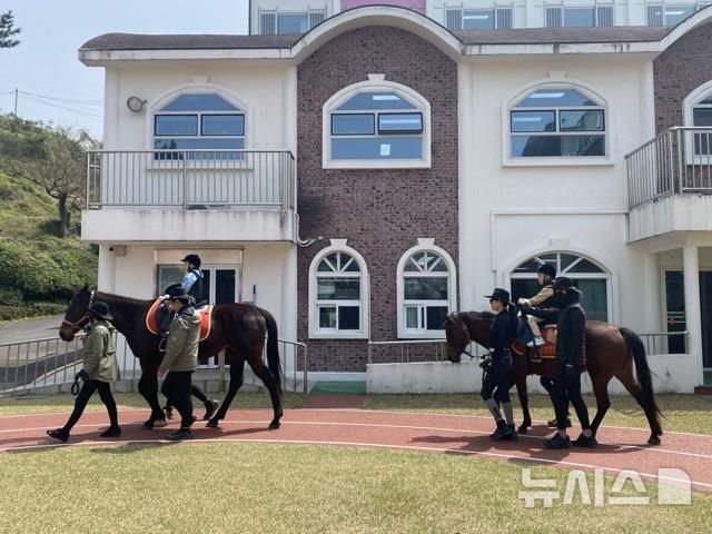 [제주=뉴시스] 제주도자치경찰 어린이 승마체험 모습. (사진=제주자치경찰 제공) 2026.03.05. photo@newsis.com