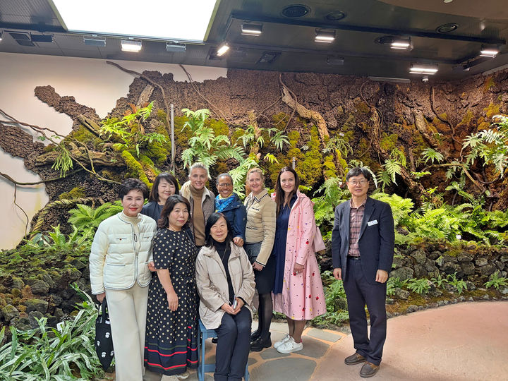 [거제=뉴시스] 신정철 기자= 경남 거제시는 주한 대사 배우자 모임인 ‘가든클럽(Garden Club)’ 소속 6개국 회원과 관계자들이 지난 4일 거제식물원을 방문해 정글돔과 진틀리움, 야외정원 등을 관람하며 거제의 자연과 식물원을 체험했다고 5일 밝혔다. 사진은 가든클럽 6개국 대사 부인들과 관계자들이 거제식물원을 체험하면서 사진 촬영을 하고 있는 모습.(사진=거제시 제공).2026.03.05. photo@newsis.com *재판매 및 DB 금지