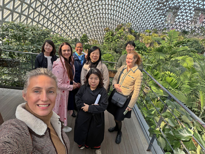 [거제=뉴시스] 신정철 기자= 경남 거제시는 주한 대사 배우자 모임인 ‘가든클럽(Garden Club)’ 소속 6개국 회원과 관계자들이 지난 4일 거제식물원을 방문해 정글돔과 진틀리움, 야외정원 등을 관람하며 거제의 자연과 식물원을 체험했다고 5일 밝혔다. 사진은 가든클럽 6개국 대사 부인들과 관계자들이 거제식물원을 체험하면서 사진 촬영을 하고 있는 모습.(사진=거제시 제공).2026.03.05. photo@newsis.com *재판매 및 DB 금지