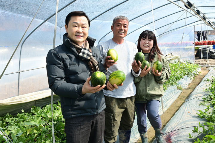 [고령=뉴시스] 이남철(왼쪽) 군수와 허정원씨가 수확한 멜론을 들고 있다. (사진=고령군 제공) 2026.03.05 photo@newsis.com *재판매 및 DB 금지