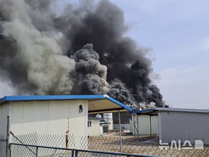 [양주=뉴시스] 돼지농장 화재. (사진=경기도북부소방재난본부 제공) 2026.03.05 photo@newsis.com