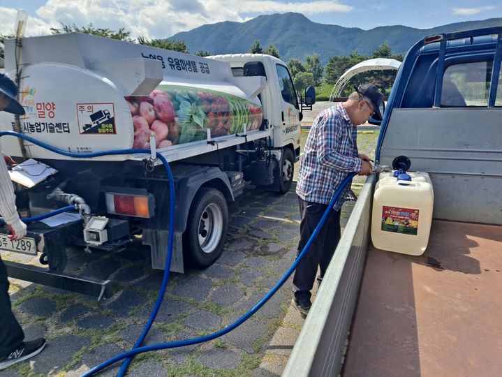[밀양=뉴시스] 농업용 유용 미생물 차량 현장 공급을 하고 있다. (사진= 밀양시 제공) 2026.03.05. photo@newsis.com *재판매 및 DB 금지