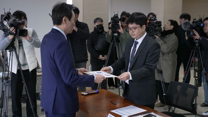 [춘천=뉴시스] 5일 우상호 전 청와대 정무 수석이 제9회 전국동시지방선거 강원도지사 선거 예비 후보 등록을 위해 춘천시 강원특별자치도선거관리위원회에서 등록을 하고 있다. *재판매 및 DB 금지