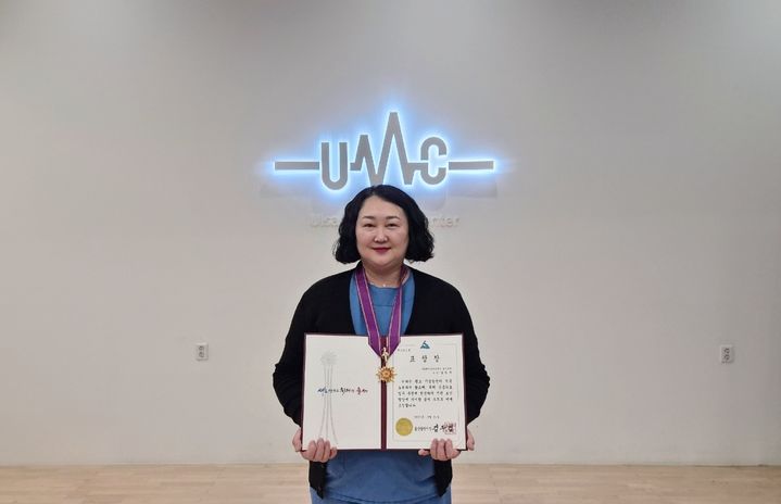 [울산=뉴시스] 혜명심의료재단 울산병원 응급의료센터 김영미 수간호사가 '울산광역시장 표창'을 수상한 뒤 기념촬영을 하고 있다. (사진=울산병원 제공) 2026.03.05. photo@newsis.com *재판매 및 DB 금지