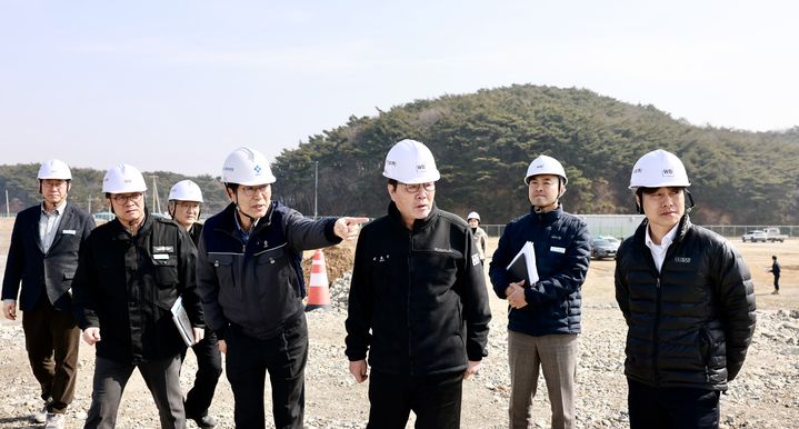 [보령=뉴시스] 보령신항 준설토투기장 및 관리부두 조성사업장을 둘러보는 김동일 보령시장. (사진=보령시청 제공) 2026.03.05. photo@newsis.com *재판매 및 DB 금지