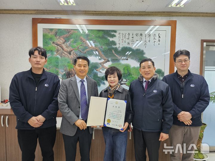 [광주=뉴시스]광주지방조달청(청장 김우환)은 5일 ㈜세광플러스 임혜주 대표에게 조달청장 표창장을 전수했다.