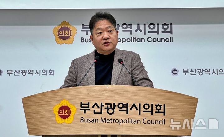 [부산=뉴시스] 원동화 기자 = 국민의힘 성창용(사하구3) 부산시의원이 5일 부산시의회 브리핑룸에서 기자회견을 열고 오는 6월3일 치러지는 제9회 전국동시지방선거에 출마하지 않겠다고 밝히고 국민의힘 탈당을 선언했다. 2026.03.05. dhwon@newsis.com
