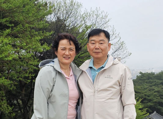 [목포=뉴시스] 목포해경 예방지도계장 이종선(60)씨와 목포중앙초 조리공무원 아내 윤옥희(59)씨(사진=목포해경 제공) 2026.03.05. photo@newsis.com *재판매 및 DB 금지