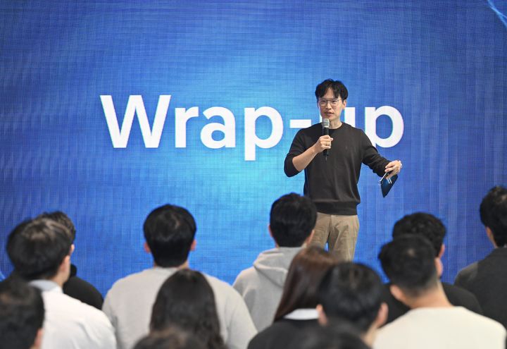 [서울=뉴시스] 박민우 현대차·기아 첨단차플랫폼(AVP)본부장 겸 포티투닷 대표가 5일 경기 판교 테크원에 위치한 AVP본부에서 임직원 150여명과 타운홀 미팅을 하고 있다. (사진=현대차그룹 제공) 2026.3.5. photo@newsis..com *재판매 및 DB 금지