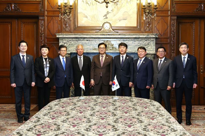 [서울=뉴시스]우원식 의장이 모리 에이스케 중의원 의장 면담 참석자들과 기념사진을 촬영하고 있다. 좌측부터 김동아 의원, 전진숙 의원, 이시이 게이이치 중의원 부의장, 모리 에이스케 중의원 의장, 우원식 의장, 문진석 의원, 박희승 의원, 이상휘 의원, 이혁 주일본대한민국대사(사진=국회의장실 제공)2026.03.05. photo@newsis.com *재판매 및 DB 금지