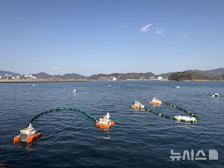 [서울=뉴시스] 해양쓰레기 수거를 위한 자율운항 로봇.