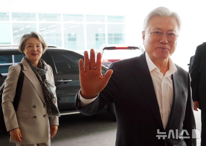 [부산=뉴시스] 하경민 기자 = 퇴임 후 첫 미국 방문에 나선 문재인 전 대통령과 김정숙 여사가 5일 부산 강서구 김해국제공항에 도착, 차량에서 내려 인천공항으로 향하기 위해 이동하고 있다. 2026.03.05. yulnetphoto@newsis.com 