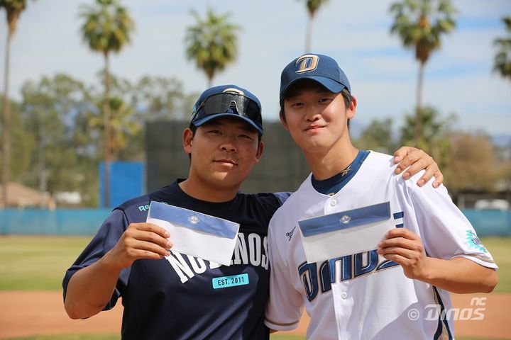 [서울=뉴시스] 프로야구 NC 다이노스 스프링캠프 야수 MVP 김정호(왼쪽)와 투수 MVP 원종해(오른쪽). (사진=NC 제공). 2026.03.05. *재판매 및 DB 금지