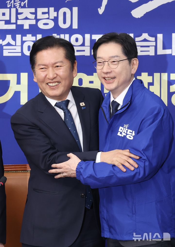 [서울=뉴시스] 조성봉 기자 = 정청래 더불어민주당 대표가 5일 오후 서울 여의도 국회에서 열린 중앙당공천관리위원회 공천 심사 발표에서 경남도지사 후보로 확정된 김경수 지방시대위원회 위원장을 축하하며 포옹을 하고 있다. 2026.03.05. suncho21@newsis.com