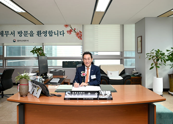 [부산=뉴시스] HJ중공업은 유상철 대표이사가 제60회 납세자의 날을 맞아 중부산세무서로부터 1일 명예서장으로 위촉됐다고 5일 밝혔다. (사진=HJ중공업 제공) 2026.03.05. photo@newsis.com *재판매 및 DB 금지