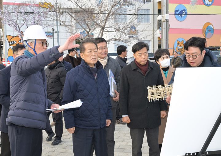 [울산=뉴시스] 5일 서동욱 울산 남구청장이 관계 공무원들과 함께 장생포 고래문화특구 일원에서 추진 중인 복합문화시설 '더 웨이브(The Wave)' 건립 현장을 방문해 공사 진행상황 등을 점검하고 있다. (사진=울산 남구 제공) 2026.03.05. photo@newsis.com *재판매 및 DB 금지