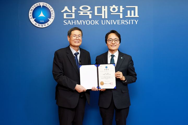 [서울=뉴시스] 정창덕(왼쪽) 회장과 제해종 삼육대 총장이 특임교수 임명을 기념해 사진 촬영을 하고 있다. (사진=삼육대 제공) 2026.03.05. photo@newsis.com *재판매 및 DB 금지