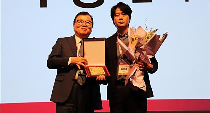 [울산=뉴시스] 울산시설공단 야생동물팀 김희종 팀장이 지난달 27일 서울 양재 엘타워에서 열린 대한수의사회 정기총회에서 천연기념물 유공 대한수의사회 공로패를 받고 있다. (사진=울산시설공단 제공) 2026.03.05. photo@newsis.com *재판매 및 DB 금지