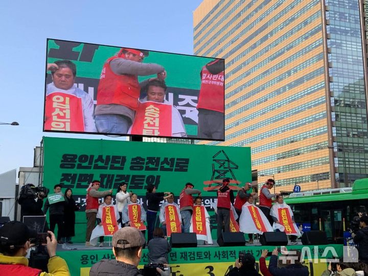 [용인=뉴시스]4일 열린 '전국행동'의 광화문 집회에서 삭발식을 진행하고 있다.(사진출처=이상일 시장 페이스북)2026.03.05.photo@newsis.com