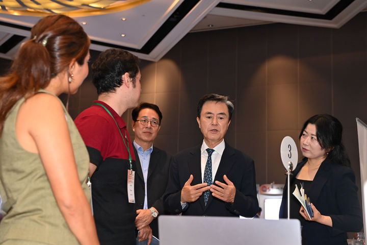 [홍성=뉴시스] 김태흠 충남지사가 5일 도와 충남경제진흥원 주관으로 스위소텔 더 스탬포드 호텔에서 열린 수출상담회를 찾아 참가 기업 및 바이어들을 격려하고 있다. *재판매 및 DB 금지