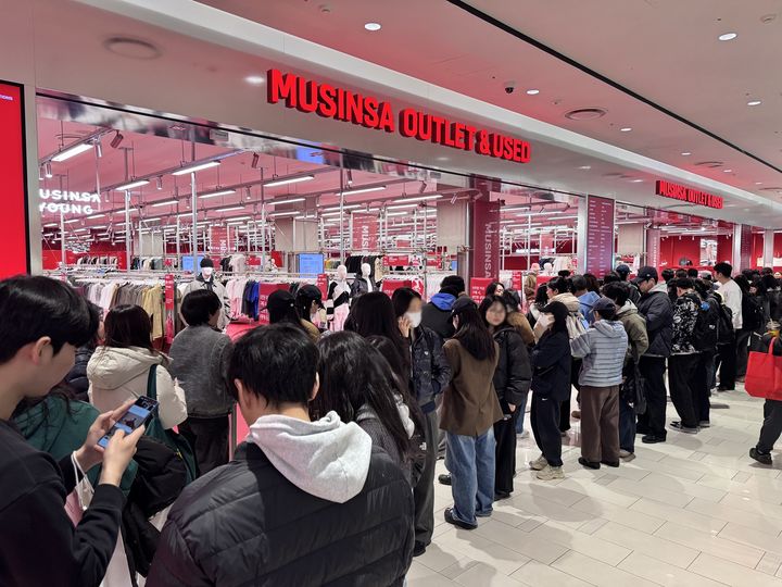 [서울=뉴시스] 서울시 은평구에 위치한 롯데몰 은평점 지하 1층에 국내 최초로 선보인 '무신사 아울렛' 매장을 찾은 고객들의 모습.(사진=롯데백화점 제공) *재판매 및 DB 금지 *재판매 및 DB 금지