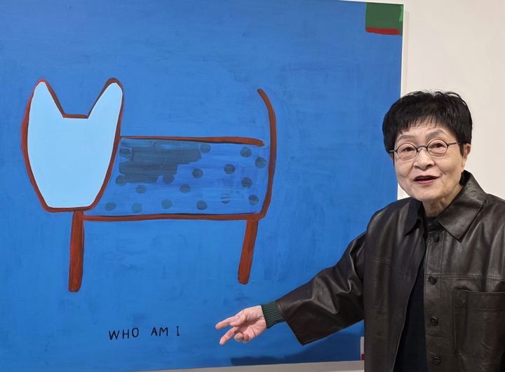 [사진=박현주 미술전문기자]5일 이명미 작가가 우손갤러리 서울에서 작품을 설명하고 있다. 2026. 03.05. hyun@newsis.com *재판매 및 DB 금지