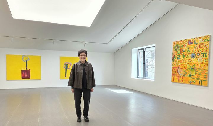 [사진=박현주 미술전문기자]5일 이명미 작가가 우손갤러리 서울에서 포즈를 취하고 있다. 2026. 03.05. hyun@newsis.com *재판매 및 DB 금지