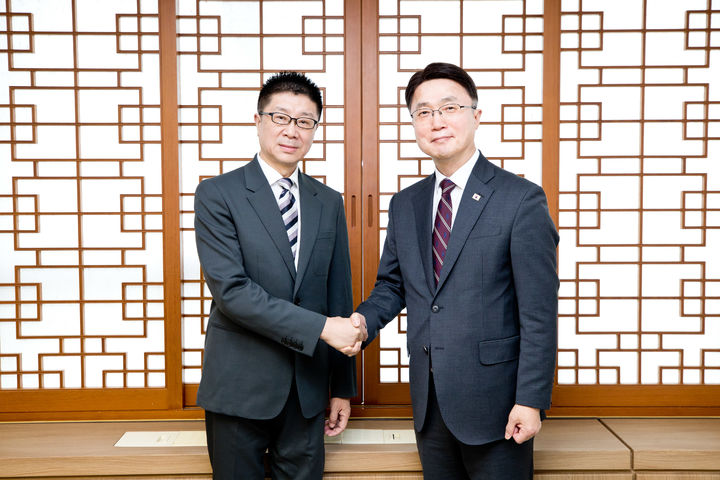 [사진=뉴시스] 류제명 과학기술정보통신부 2차관(오른쪽)이 5일 니우 이빙 중국 국가인터넷정보판공실 부주임과 만나 디지털 분야 협력 확대를 약속했다. 사진은 두 사람이 이날 오후 서울 중구 한국지능정보사회진흥원 서울사무소에서 만나 기념 촬영하는 모습. (사진=과기정통부 제공) 2026.03.05. photo@newsis.com *재판매 및 DB 금지