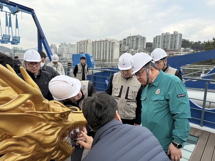 [울산=뉴시스] 5일 울산시설공단 김규덕 이사장과 직원노동조합장 등이 공단이 관리하는 주요 시설 중 해빙기 취약시설을 대상으로 합동 안전점검을 벌이고 있다. (사진=울산시설공단 제공) 2026.03.05. photo@newsis.com *재판매 및 DB 금지