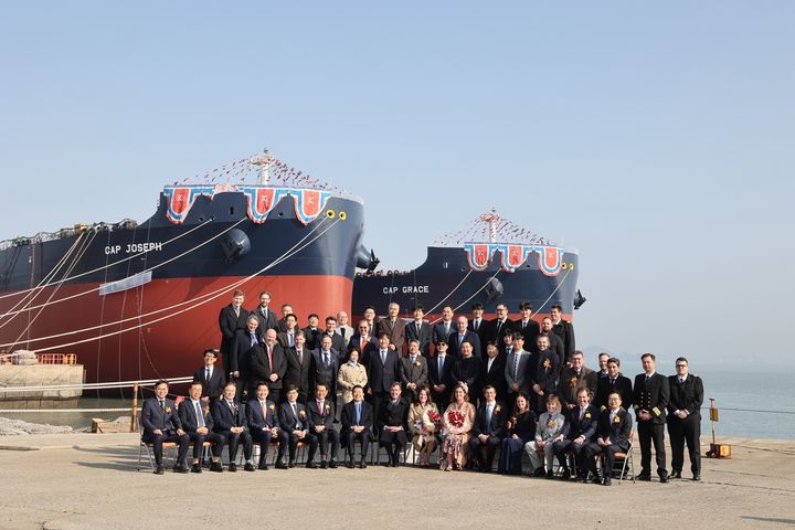 [서울=뉴시스] 안종혁 한국수출입은행 전무(앞줄 오른쪽에서 첫 번째)와 김광호 대한조선 회장(앞줄 왼쪽에서 일곱 번째)이 5일 전남 해남 대한조선에서 열린 준대형 원유운반선 명명식에서 기념 촬영을 하고 있다.(사진=수출입은행) photo@newsis.com *재판매 및 DB 금지