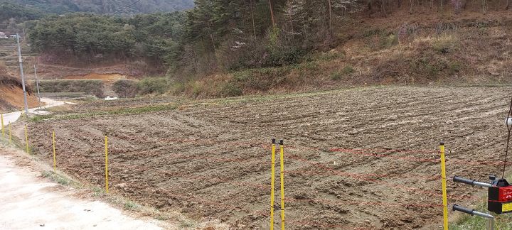 [남원=뉴시스] 남원지역 한 경작지에 유해야생동물의 출입을 막는 전기울타리가 설치돼 있다. *재판매 및 DB 금지