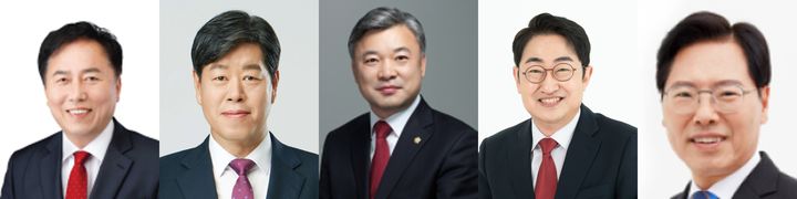 [안동=뉴시스] 안동시장 선거 출마자들. 왼쪽부터 권기창 안동시장, 김의승 전 서울시 행정1부시장, 권광택 경북도의원, 권백신 전 코레일관광개발 대표, 이삼걸 전 행정안전부 차관. 2026.03.05. photo@newsis.com *재판매 및 DB 금지