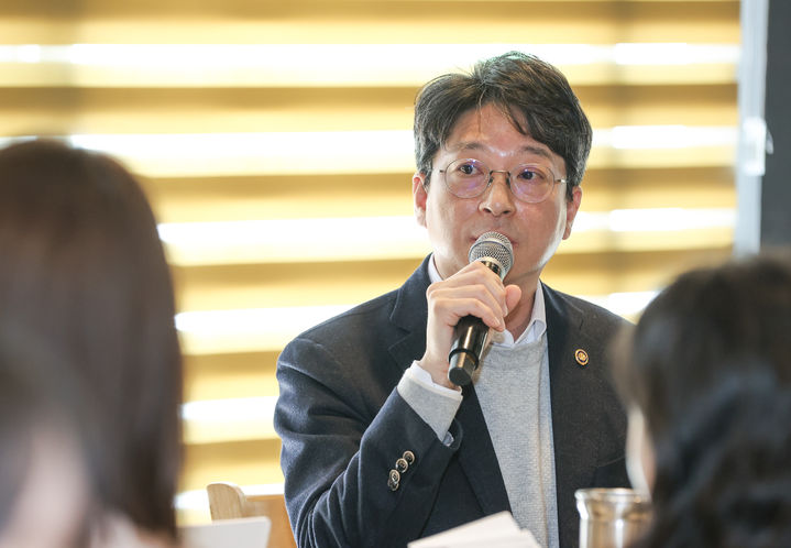 [세종=뉴시스] 홍지선 국토교통부 제2차관은 5일 출입기자단 간담회를 열고 한국철도공사(코레일)·에스알(SR) 통합과 관련해 "노사정 협의체를 운영하며 여러 문제를 협의해나가겠다"고 밝혔다. (사진=국토교통부 제공) 2026. 3. 5. *재판매 및 DB 금지