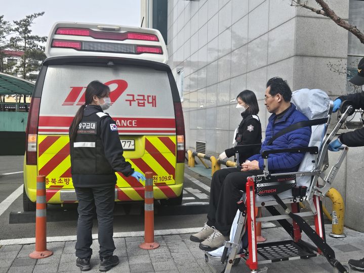 [청주=뉴시스] 11일간의 단식 투쟁을 끝내고 구급차에 오르는 유행열 청주시장 출마예정자. photo@newsis.com *재판매 및 DB 금지