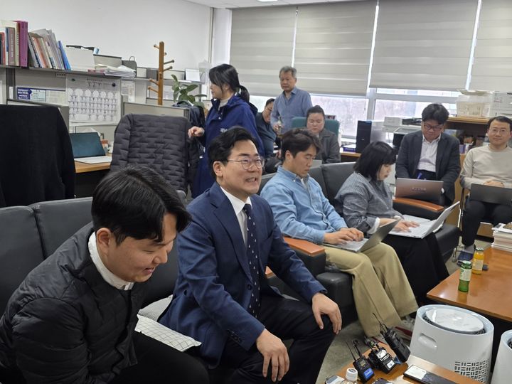 [인천=뉴시스] 전예준 기자 = 5일 박찬대 더불어민주당 의원이 인천시청 기자실을 찾아 기자들의 질의에 답변하고 있다. 2026.03.05. kok@newsis.com *재판매 및 DB 금지