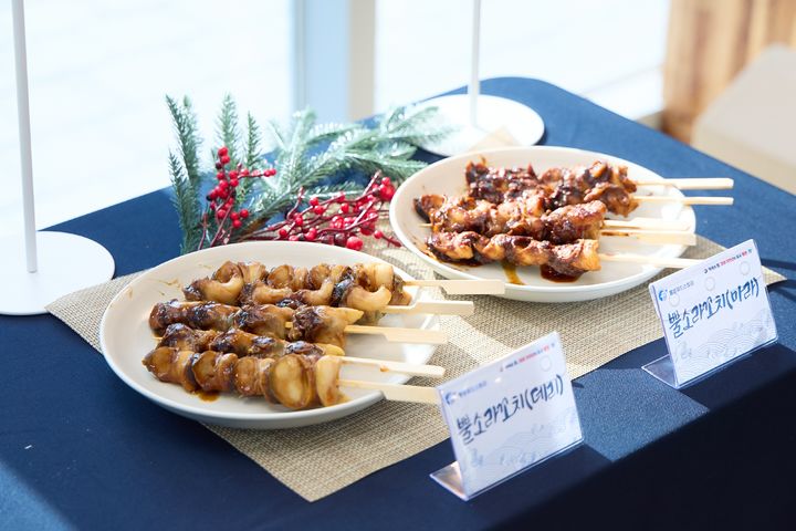 [통영=뉴시스] 신정철 기자= 경남 통영시는 지난 4일 도산면 수산식품산업 거점센터애서 관내 수산기업을 지원해 개발한 '수산가공식품 개발제품 보고회’를 개최했다. 사진은 개발제품 뿔소라꼬치 모습.(사진=통영시 제공).2026.03.05. photo@newsis.com *재판매 및 DB 금지