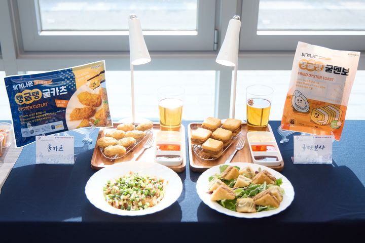 [통영=뉴시스] 신정철 기자= 경남 통영시는 지난 4일 도산면 수산식품산업 거점센터애서 관내 수산기업을 지원해 개발한 '수산가공식품 개발제품 보고회’를 개최했다. 사진은 개발제품 굴카츠굴멘보 모습.(사진=통영시 제공).2026.03.05. photo@newsis.com *재판매 및 DB 금지