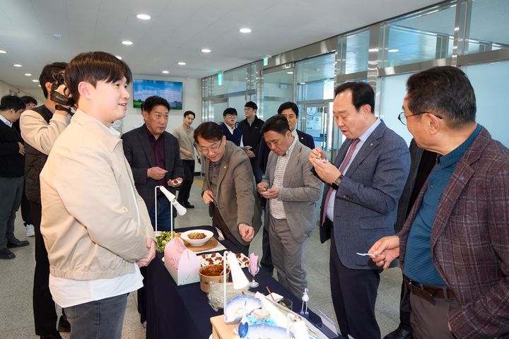[통영=뉴시스] 신정철 기자= 경남 통영시는 지난 4일 도산면 수산식품산업 거점센터애서 관내 수산기업을 지원해 개발한 '수산가공식품 개발제품 보고회’를 개최했다. 사진은 천영기 시장(사진, 오른쪽 두번째)이 개발제품을 시식하는 모습.(사진=통영시 제공).2026.03.05. photo@newsis.com *재판매 및 DB 금지