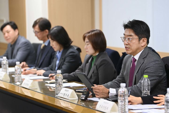 [세종=뉴시스] 산업통상부는 양기욱 산업자원안보실장이 5일 오후 한국생산성본부에서 '석유 수급 및 시장 점검회의'를 개최해 석유가격 상황을 점검하고 불법 석유유통과 불공정 거래행위에 대한 대응 협력을 논의했다고 밝혔다. (사진=산업부 제공) 2026.03.05. photo@newsis.com *재판매 및 DB 금지