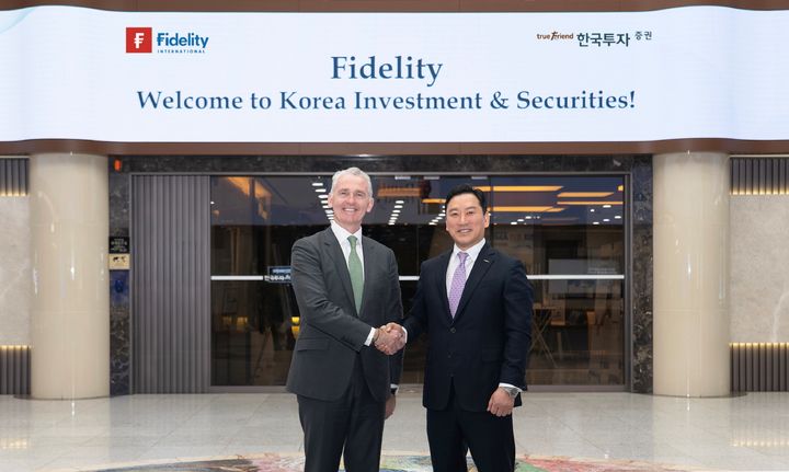 김성환 사장(오른쪽)과 데이미언 무니 피델리티 아시아태평양 회장이 5일 한국투자증권 본사에서 파트너십 강화 방안 논의 후 기념사진을 촬영하고 있다. (사진=한국투자증권 제공) photo@newsis.com *재판매 및 DB 금지