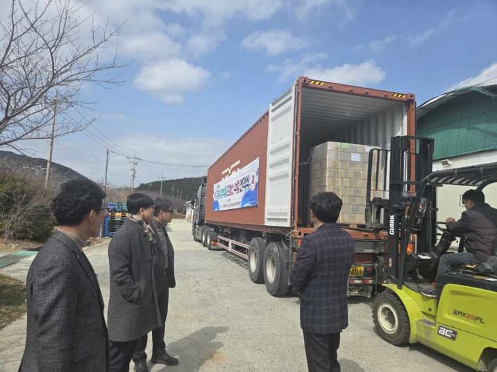 [거제=뉴시스] 신정철 기자= 거제시는 5일 거제면에 위치한 알로에팜영농조합법인에서 거제산 농식품 프랑스 수출 선적식을 개최했다. 사진은 총 25t, 약 2억 2,000만원 규모의 거제산 농식품이 프랑스로 수출되고 있는 모습.(사진=거제시 제공).2026.03.05. photo@newsis.com *재판매 및 DB 금지