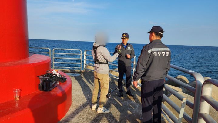 [동해=뉴시스] 김환경 동해해양경찰서장이 출입통제구역 지정 관련 낚시객의 의견을 청취하고 있다.(사진=동해해경 제공)photo@newsis.com *재판매 및 DB 금지