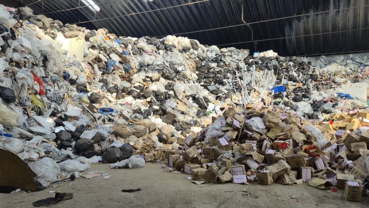 [서울=뉴시스] 이종성 기자 = 인천 한 민간 소각시설 창고에 소각을 기다리는 생활 및 건설 폐기물이 300여톤이 적재돼 있다. 2026.03.05. photo@newsis.com *재판매 및 DB 금지