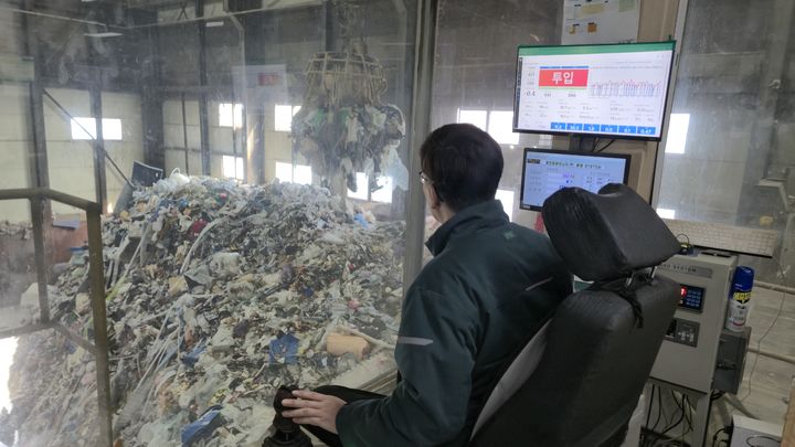 [서울=뉴시스] 이종성 기자 = 인천 한 민간 소각시설 직원이 중앙관제실에서 폐기물 처리 과정을 관리하고 있다. 2026.03.05. photo@newsis.com *재판매 및 DB 금지