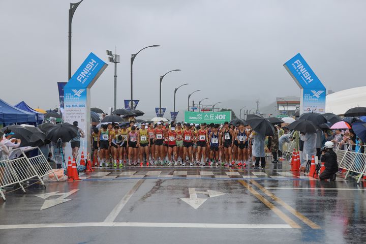 [양양=뉴시스] 지난해 양양 강변 전국 마라톤 대회 모습.(사진=양양군 제공)photo@newsis.com *재판매 및 DB 금지