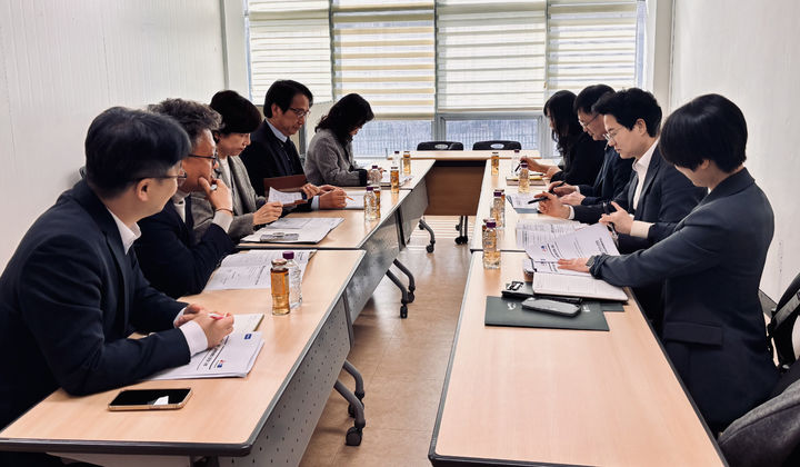 [광주=뉴시스] 광주·전남 시도교육청 교육행정통합추진단이 5일 광주교육청에서 협의회를 갖고 있다. (사진=광주교육청 제공) photo@newsis.com *재판매 및 DB 금지